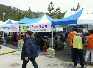 대전새마을회 세월호 희생자 가족 급식봉사 나서 22일 부녀회원 진도실내체육관서 급식봉사 및 육계장 4,000
